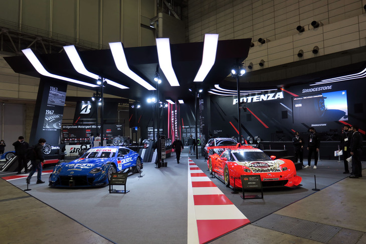 「東京オートサロン2023」でのブリヂストンブースの様子。