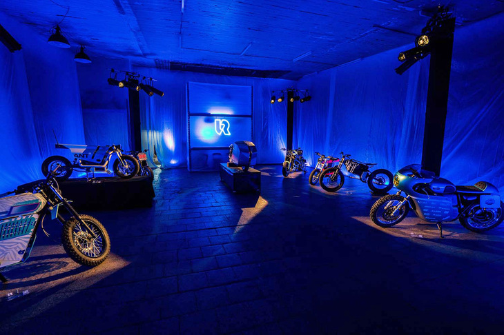 「Reload Land」のコンテンツのひとつである「カスタムエキシビション」。市販の電動二輪車をベースとしたカスタムバイクや、オリジナル製作の電動バイク、電動バイクのコンセプトモデルを展示したスペースだ。外会場のフレンドリーな雰囲気とは一線を画す、ピンと張りつめた空気感のなかで、アート作品のように電動バイクを鑑賞するという趣向だ。