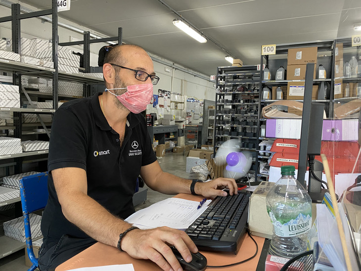 ウーゴ・スコッティ社、メルセデス・ベンツ部品センターのアレッシオさん。傍らのペットボトルがつぶれているのは、バンパーの衝撃吸収性能に関して、それを用いて熱く語ってくれたため。