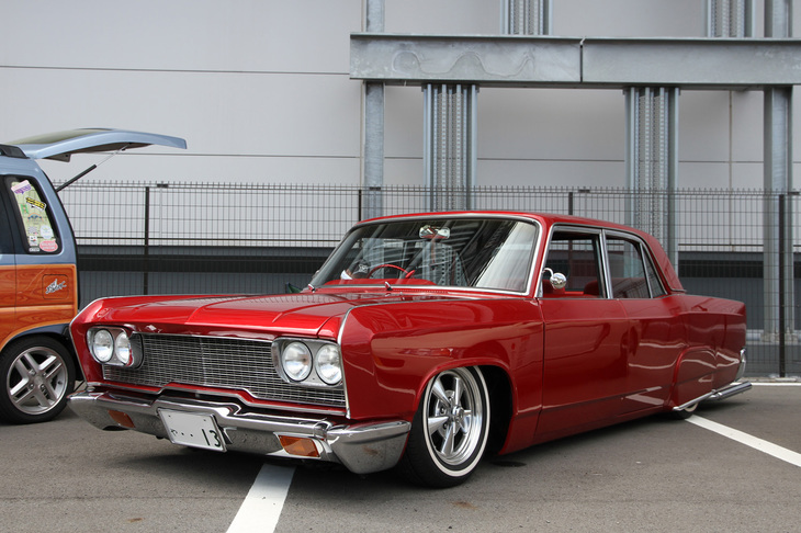 1964年から86年までつくられた長寿車である初代「三菱デボネア」。元GMのデザイナーの手になるアメリカンなスタイルを持つがゆえに、昔から西海岸風カスタムのベースとなることが多かった。この個体はキャンディー塗装に加えて、ドアハンドルなどを取り去ってスムージング処理を施し、リアホイールアーチにはスパッツを履かせている。