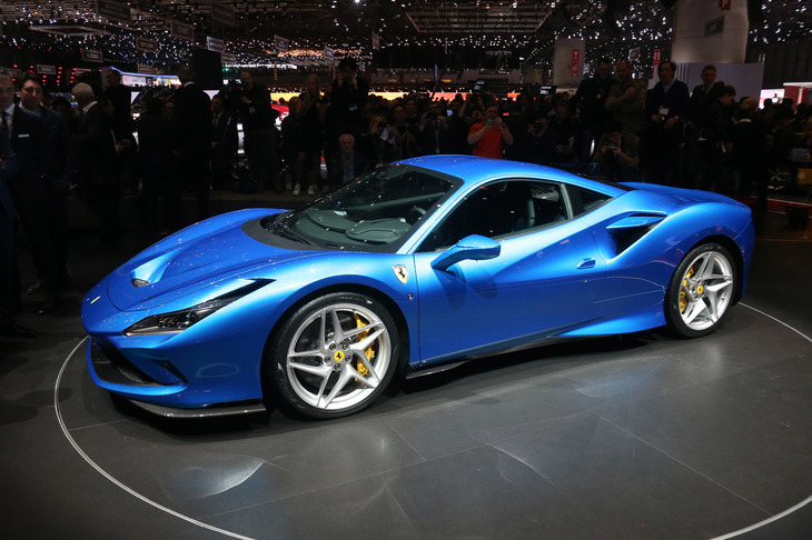 フェラーリのV8ミドシップモデルは「458イタリア」から2015年に「488GTB」へと進化し、2019年にはその後継モデル「F8トリブート」（写真）が登場した。
