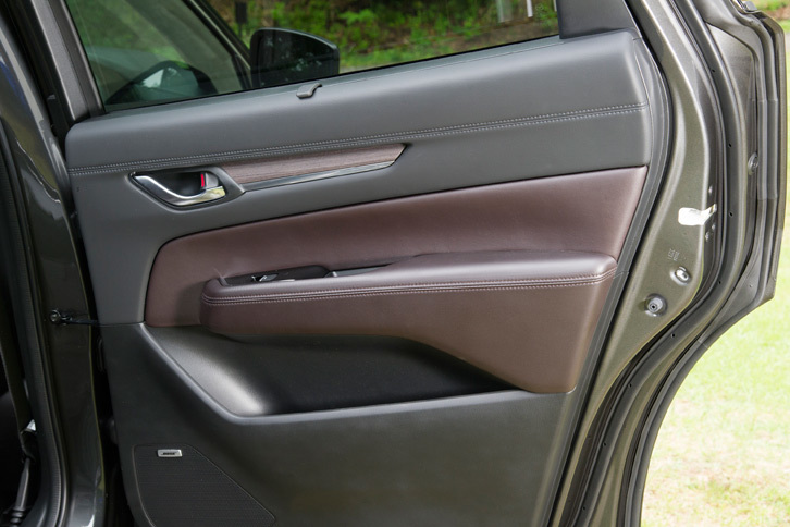 マツダCX-8 XD Lパッケージ（リアドアパネル）