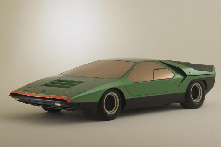 1968年のパリショーに出展された「アルファ・ロメオ・カラボ」。直線的なウエッジシェイプのスタイリングに、分割式のサイドウィンドウ、異形タイプのリアホイールアーチ、そして（写真ではわからないけど）シザーズドアと、後に「ランボルギーニ・カウンタック」に用いられるエッセンスが各所に見られる。