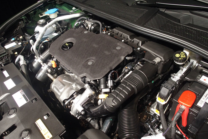 最高出力130PS、最大トルク300N・mを発生する1.5リッター直4ディーゼルターボエンジン。