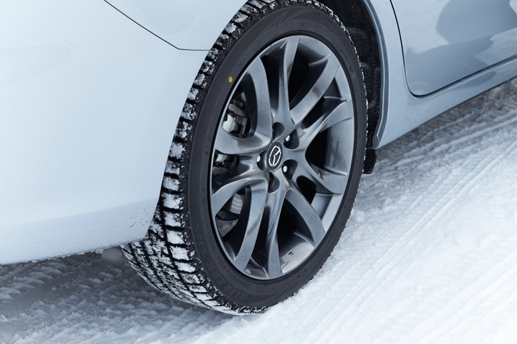 今回の試乗会に用意されたクルマは、いずれもブリヂストンのスタッドレスタイヤが装着されていた。銘柄は、新型「CX-5」のみ「ブリザックDM-V1」、その他のモデルはすべて「ブリザックVRX」だった。