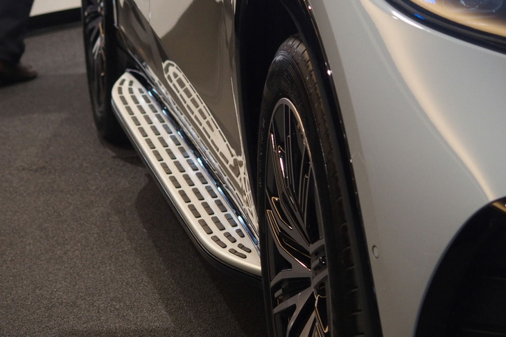 メルセデス・ベンツEQS580 4MATIC SUVスポーツ（ランニングボード）