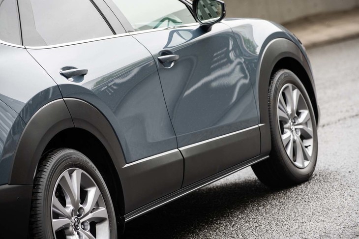 ボディーサイドの映り込みは「マツダ3」と反対の順S字形状。ボディー下部の樹脂パーツを大きくしてサイドパネルを天地に細くすることで、スリムに見えるようにしている。