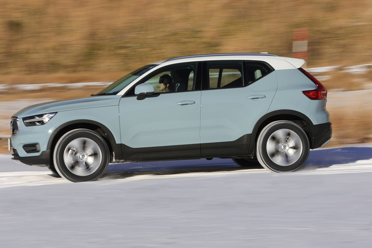 新雪がそのまま残っている場所で、積雪路での「アシュアランス ウェザーレディー」の走りを試します。