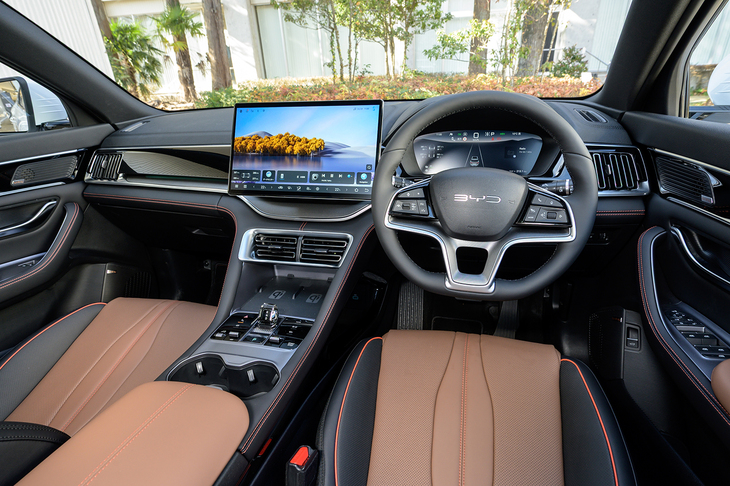 内装色はブラウン＆ブラックのみの設定で、オレンジのステッチとパイピングがカジュアルな雰囲気をもたらしている。ダッシュボードやドアパネルなどにもソフトパッドが多用される。