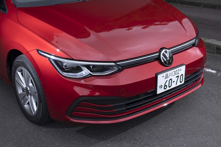 低く構えたフロントマスクは迫力があるだけでなくCd値0.275という優れた空力性能も実現している。