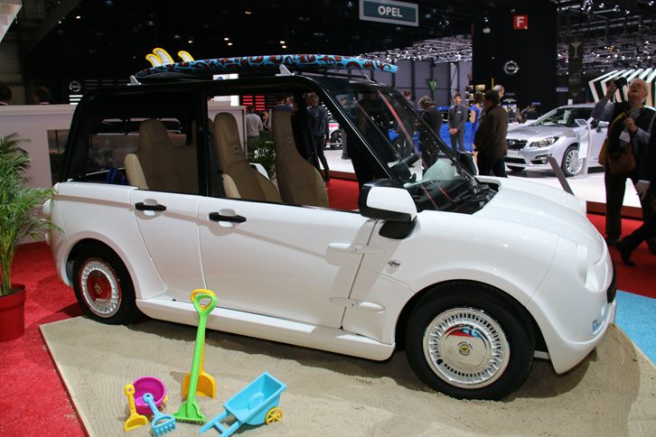 「マツダRX-8」の観音開きのドア以上に、前後ドアの面積が違う。