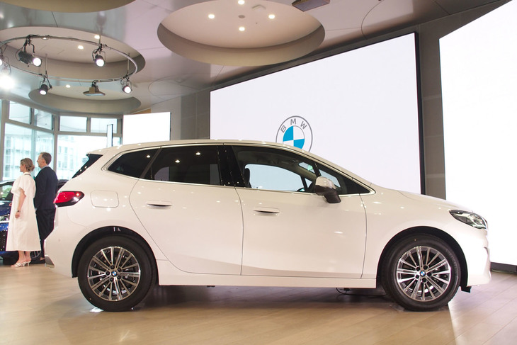 218iアクティブツアラー エクスクルーシブ（サイドビュー）