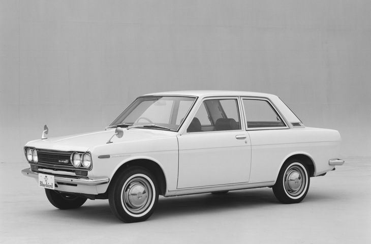 「ダットサン・ブルーバード1300 2ドア スタンダード」。シリーズで最も廉価だった2ドアのベーシック仕様。2ドアセダンは国内では1300（後に「1400」）のみの設定で、「1600」には用意されなかった。北米では2ドアセダンがレースで活躍した。