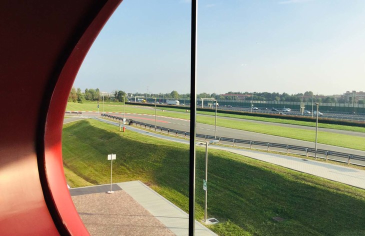 ミュージアムに隣接するコースはピスタ（小サーキット）と呼ばれ、展示車両の走行に使用される。見るだけではなく走ることこそ自動車ミュージアムの醍醐味（だいごみ）という視点から走行イベントを大事にしているのである。F1イタリアGPの前にはK.ライコネンとA.ジョビナッツィが現代・過去のマシンを駆って喝采を浴びた。ピスタの向こうに見えるのは高速道路。出口から近くアクセスがいい。ミラノ中心部から地下鉄（M1）とバスを乗り継げばミュージアムまで50分ほど。