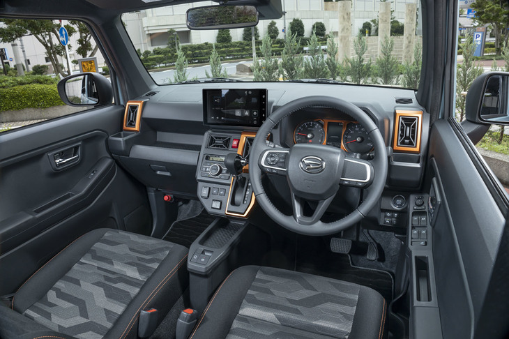 インストゥルメントパネルまわりはゴツゴツとしたラギッドな印象。豊富な収納スペースや充電用のUSBソケットを備えるなど、モダンな軽乗用車としての機能性もしっかり確保している。