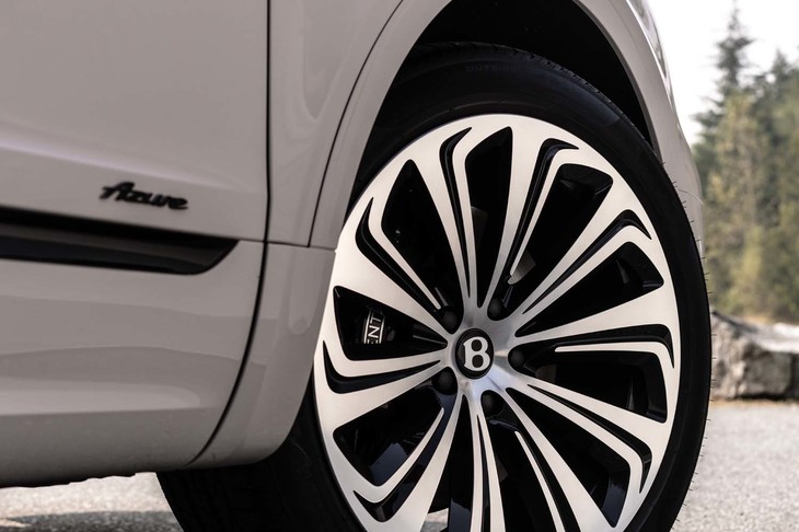 「ベンテイガEWBアズール ファーストエディション」の22インチホイール。「ピレリPゼロ」タイヤが組み合わされていた。