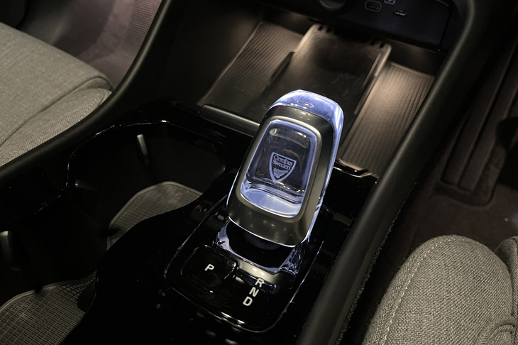 スウェーデンのガラスメーカー、オレフォス社のクリスタルガラス製シフトノブ。一つひとつ職人の手作業によってつくられているという。こうしたこだわりもボルボファンにはたまらないはずだ。