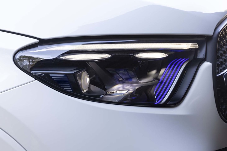 片側あたり130万個もの微小な鏡の屈折・反射によって照射範囲をコントロールする「デジタルライト」を装備する。