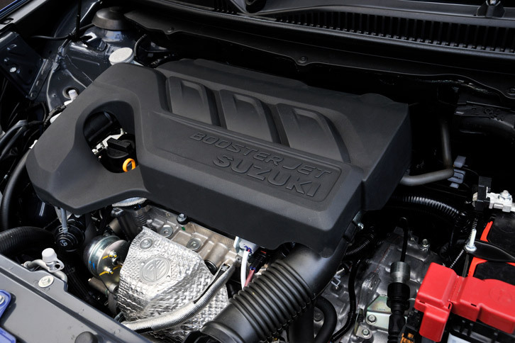 「XT」に搭載される1リッター直3直噴ターボエンジン。111psの最高出力と16.3kgmの最大トルクを発生する。