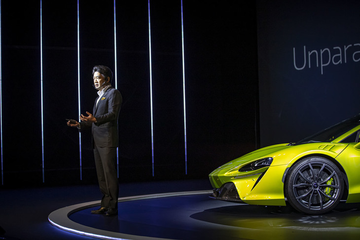 2021年4月13日、東京・竹芝において開催された「マクラーレン・アルトゥーラ」発表イベントで車両説明を行うマクラーレン・オートモーティブ・アジア日本支社代表の正本嘉宏氏。