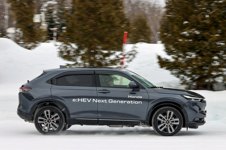 電気式AWDは前後駆動力配分の自由度が高い。ターンインと旋回中、そしてコーナー脱出時に、それぞれ理想的な配分に変えられる。