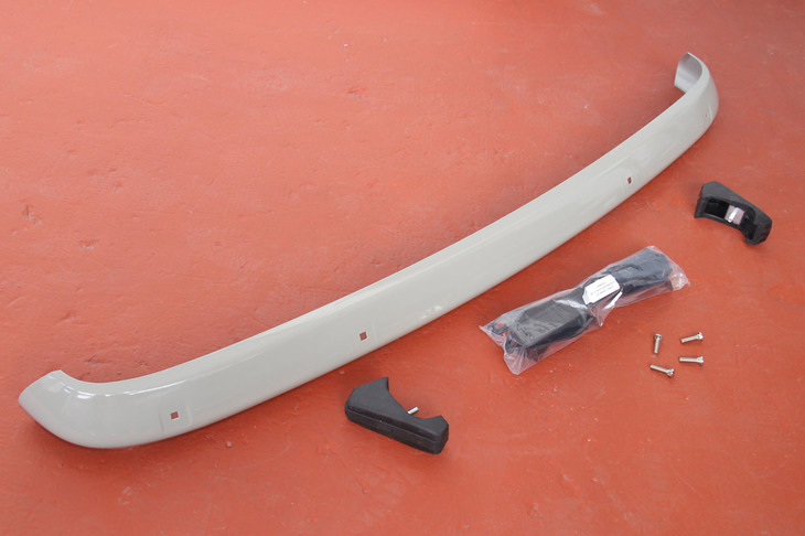 こちらがその一式。バンパーとオーバーライダー、支持金具セット、そしてボルト4本。