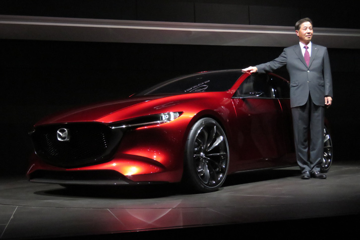 マツダの小飼雅道社長兼CEOと「魁コンセプト」。