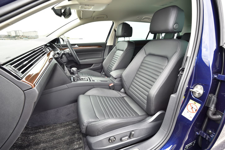 上級グレード「ハイライン」のシートは、ナッパレザー仕立て。前席（写真）にはシートヒーターとベンチレーション機能も備わる。