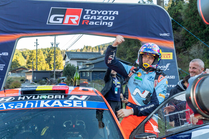 喜びを爆発させるティエリー・ヌービル。自身初のタイトル獲得であり、ベルギー人初のWRCチャンピオンである。