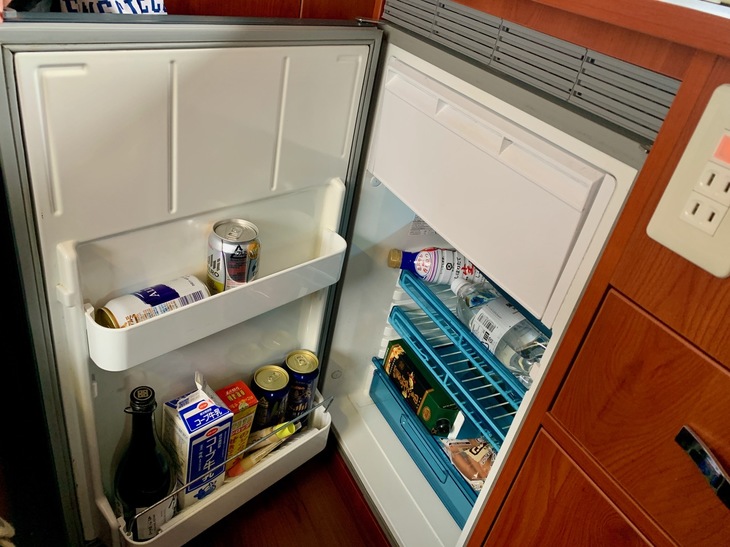 冷蔵庫は容量90リッターでかなり使い勝手よし。単身者用ワンルームマンションレベル！