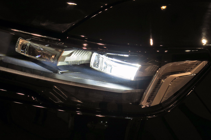 キャデラック・エスカレード スポーツ（ヘッドランプ）