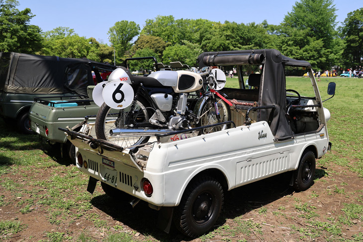 「N360」由来の空冷2気筒エンジンを積んだ軽トラック「TN360」をベースに1970年に登場した「バモスホンダ」。荷台に積んでいるのは「スポーツカブ」を改造したレーサー。ホンダの軽トラにホンダの軽量級バイクを積むのは、マニア間でのお約束のひとつ。