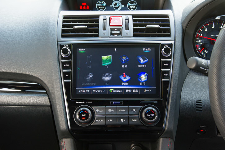 色が「ハイグロスブラック」に変更されたセンタークラスターの装飾パネル。ディーラーオプションのナビゲーションシステムも、最新のものに刷新された。