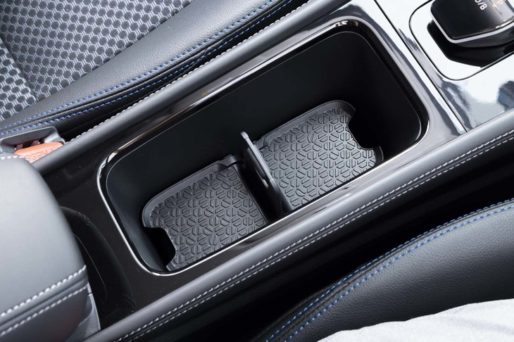 浅いカップなどを入れるときは中仕切りの操作によってカップホルダーの底上げが可能。