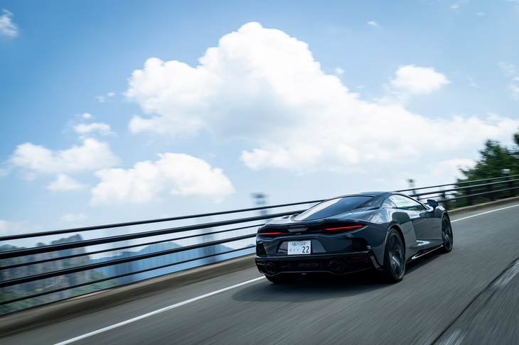 マクラーレンのモデルとしてはツアラー的なキャラクターが強い「GTS」だが、動力性能は折り紙付き。0-100km/h加速は3.2秒、最高速は326km/hというパフォーマンスを誇る。