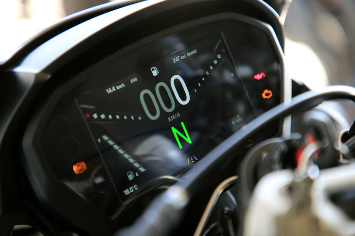 高精細のフル液晶メーター。こうした箇所の品質の高さも、昨今のトライアンフの特徴として挙げられる。