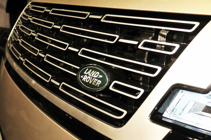 ランドローバー・レンジローバー オートバイオグラフィーD300（フロントエンブレム）