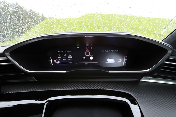 プジョーが「ヘッドアップインストゥルメントパネル」と呼ぶメーターパネル。