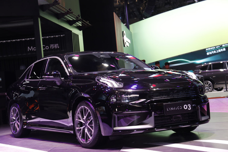 セダンである「03」。