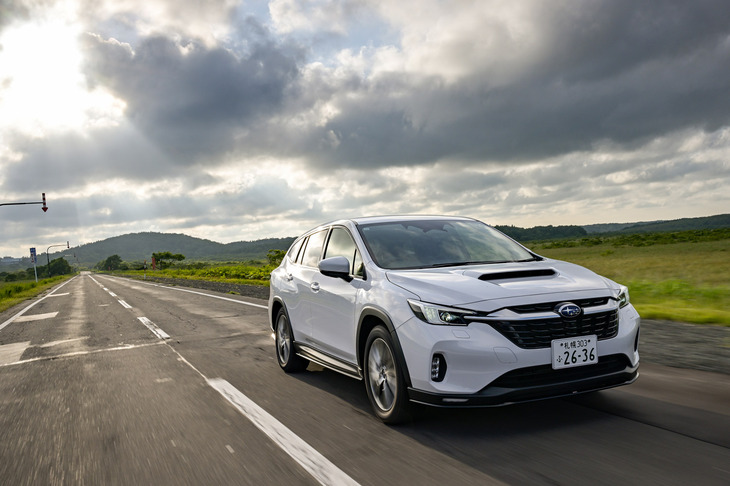 雄大な北海道の大地を駆ける「レヴォーグ レイバック」。高速道路でもないのに、ナビで「50km先を右折です」と出たときは、思わず二度見した。