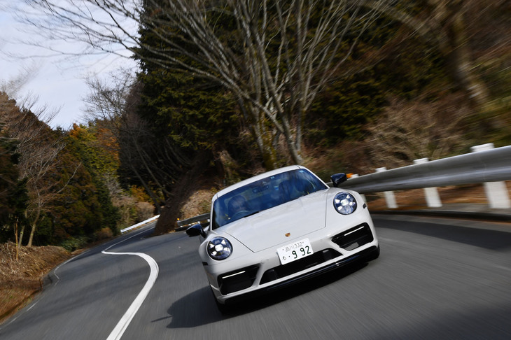 「911 GTS」では、ほかの911と同じく電子制御可変ダンパーの「PASM（ポルシェ・アクティブ・サスペンション・マネジメント）」を標準で装備し、さらに10mmローダウンされたPASMスポーツシャシーも組み合わされる。