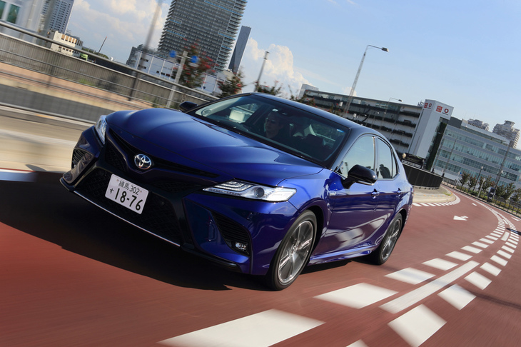 スポーティーグレードらしくライントレース性を重視しながら、いっぽうで、カーペットライドと称される乗り心地はそのままキープ。独特の走りを見せる。