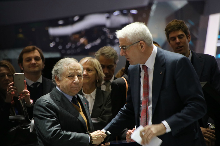 ピニンファリーナのプレスカンファレンスで。ジャン・トッドFIA会長（左）は73歳を迎えた。ピニンファリーナのシルヴィオ・ピエトロ・アンゴリCEO（右）と。