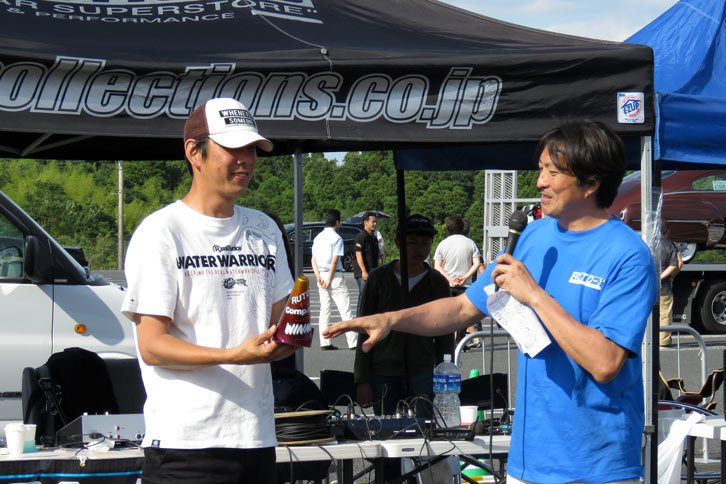 計6本のタイム計測の後には、クラスごとの表彰式も行われた。写真は本イベントで最速のタイムを記録したバイパー乗りの御仁。本稿にもちょくちょく出てきた、“ヴェノム顔”の青いバイパー乗りだ。