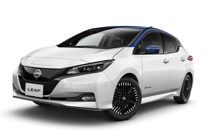 現行型「日産リーフ」は2017年のデビュー。電気自動車のパイオニアではあるものの、8年の間にライバルが一気に増加し、現状ではちょっと買いづらいポジションとなっている。