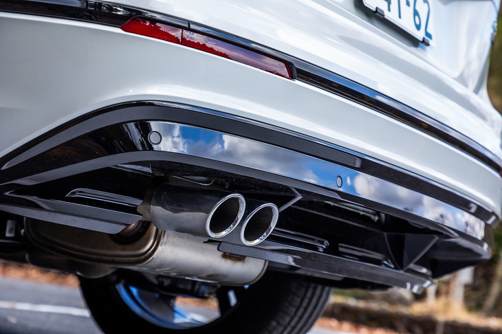 「Rライン ブラックスタイル」のリアバンパー。ストリップ部分に加え、最下部もブラック色に変更されている。