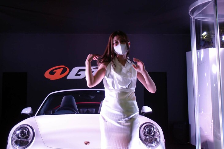 ソフト99のカーコーティングが施された「ポルシェ911カレラ」と、ブースを彩るコンパニオン。