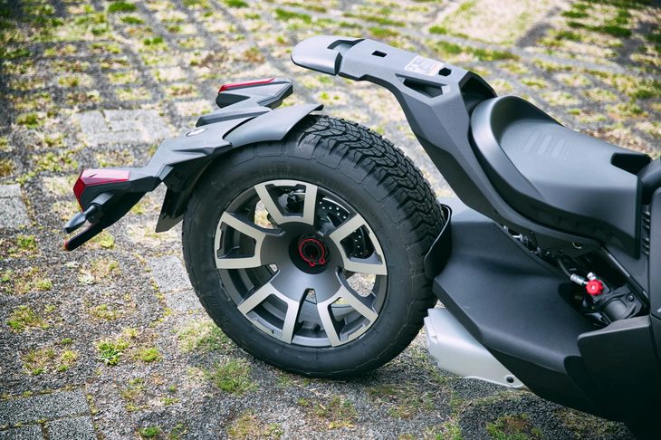 リアタイヤは片持ち式のスイングアームで支持。「ラリーエディション」では、ホイールトラベルは前が162mm、後ろが175mm、ロードクリアランスは112mmと、いずれも他の2グレードより大きく取られている。