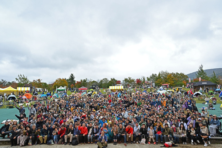 参加者が集まってステージ下で記念撮影。「カング～！」と叫んでいる。写真中央手前には団長安田やチャラン・ポ・ランタンの2人などが写っている。