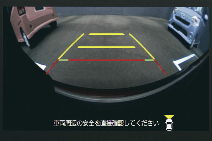 パノラマモニターの「フロントワイドビュー」では、車両前方が広く映しだされる。路地から出るときなどに、左右の確認ができる。